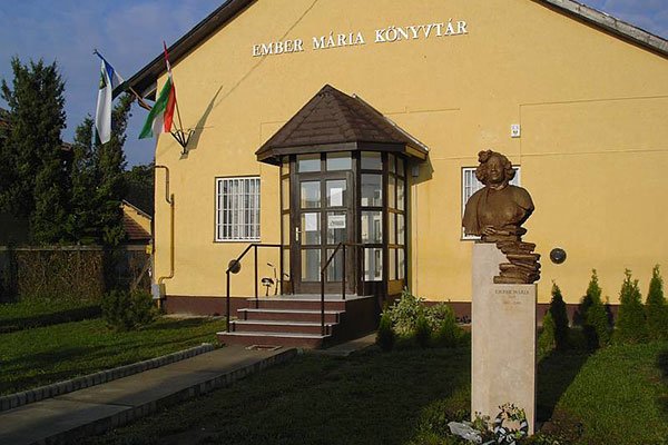 Ember Mária Statue