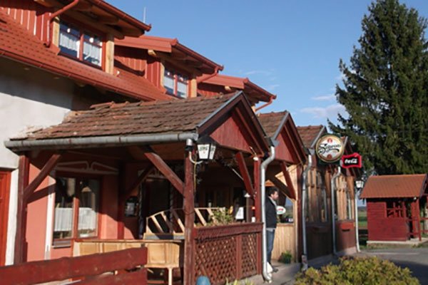 Határcsárda Restaurant und Gasthouse