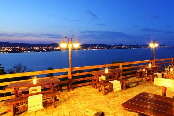 Echo Restaurant & Cafe